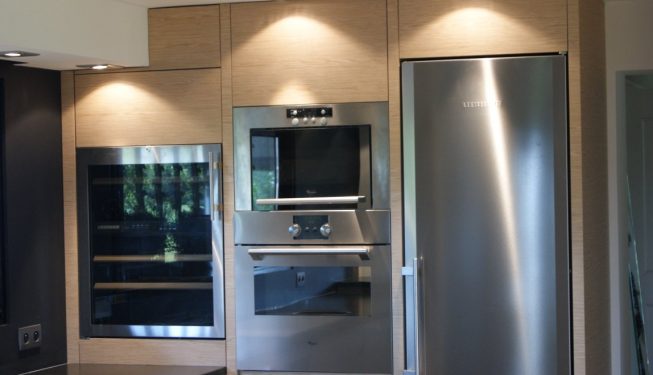 Cuisine Hubler chêne, dessus granit noir