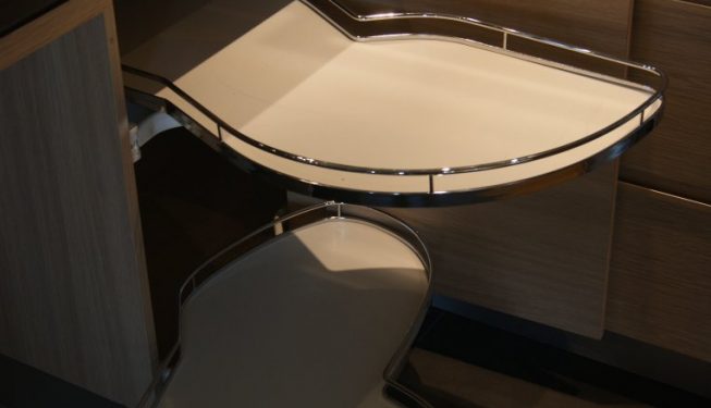 Tiroir design de cuisine Hubler chêne, dessus granit noir