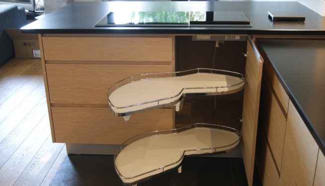 Tiroirs ouverts cuisine Hubler chêne, dessus granit noir