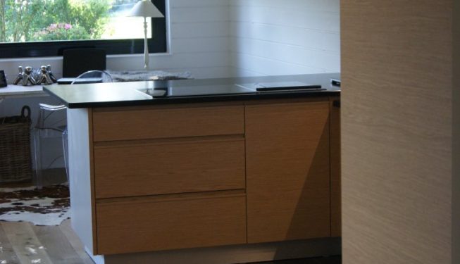 Cuisine Hubler chêne, dessus granit noir