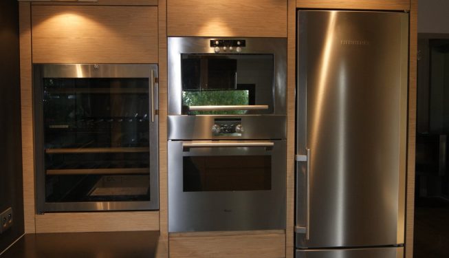 Equipement cuisine Hubler chêne, dessus granit noir