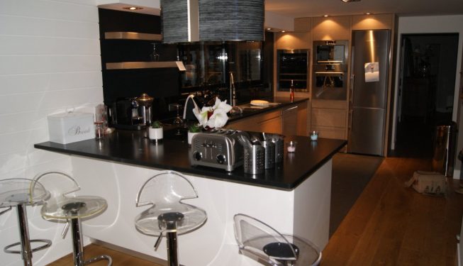 Cuisine Hubler chêne, dessus granit noir