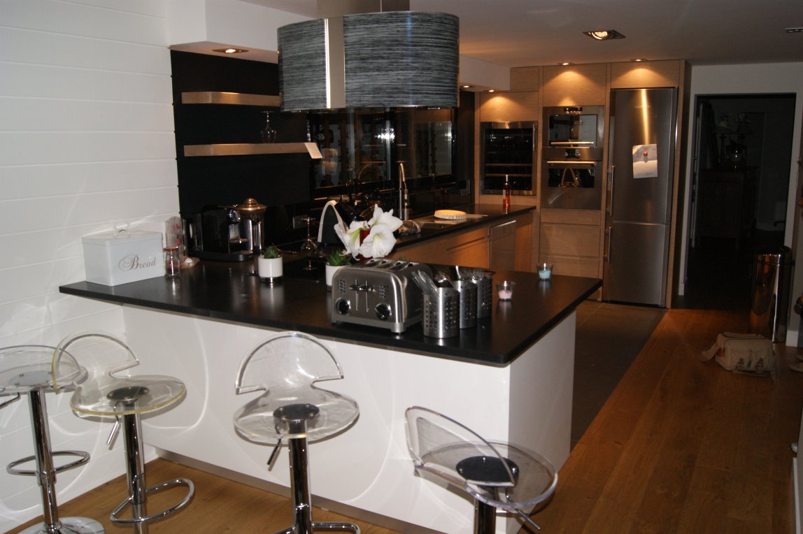 Cuisine Hubler chêne, dessus granit noir