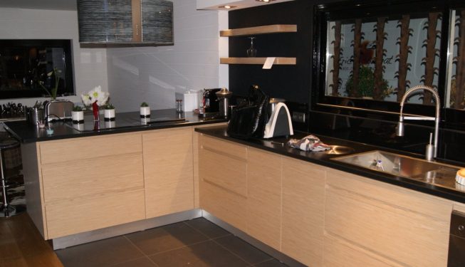 Cuisine Hubler chêne, dessus granit noir