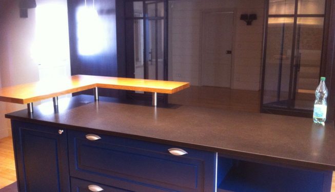 Plan de travail cuisine menuisée bleue