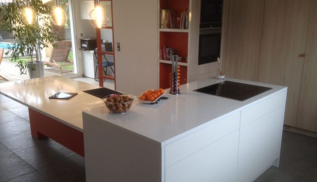 Grande table centrale cuisine Orange et Blanc brillant