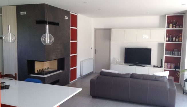 Vue extérieur vers le canapé depuis la cuisine Orange Blanc brillant