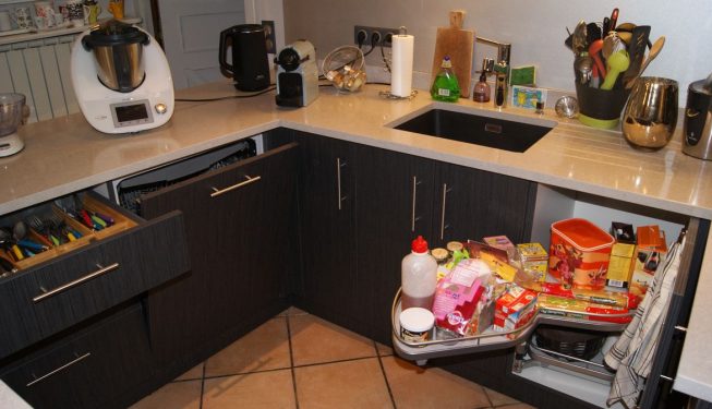 Cuisine sombre, dessus granit, tiroirs ouverts