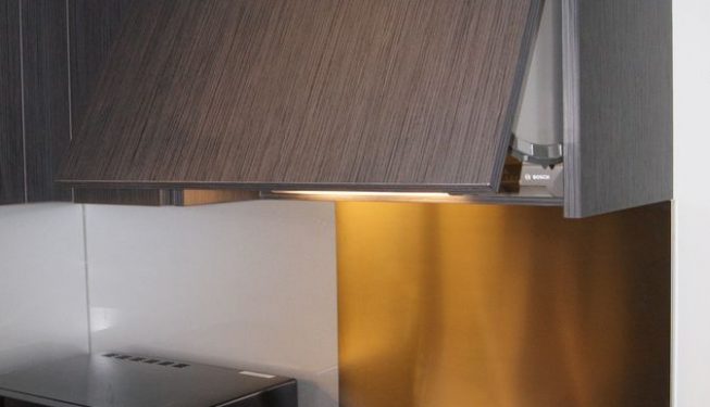 Plan de travail, cuisine sombre, dessus granit