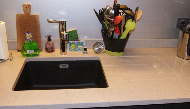 Evier cuisine sombre, dessus granit