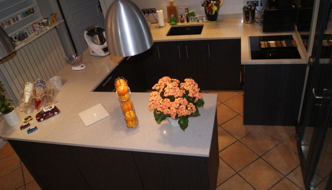 Plan de travail cuisine sombre, dessus granit