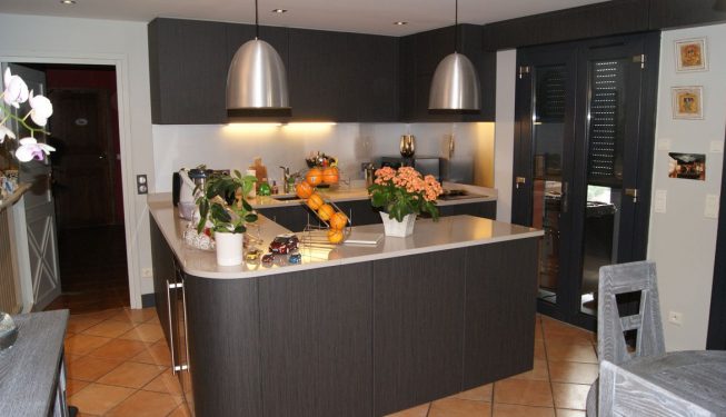 Cuisine sombre, dessus granit