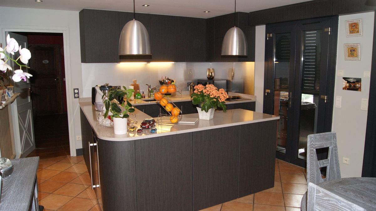 Cuisine sombre, dessus granit