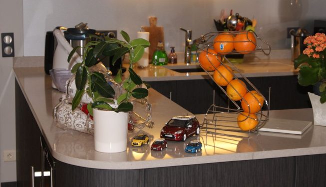 Zoom plan de travail cuisine sombre, dessus granit