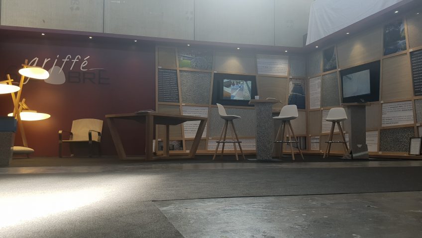Stand avec table haute et chaises de bar